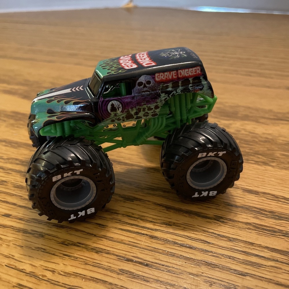 Grave Digger MONSTER JAM Race Car 2-Pack Truck 1/64 Spin Master Series 5